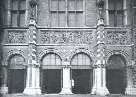 Het Rijksmuseum. Fragment van den voorgevel. Middenfries van Fr. Vermeylen uit Leuven, voorstellende: Nederland's Maagd, omringd door de Waarheid, Schoonheid, Rechtvaardigheid en Wijsheid in de gedaante van vier vrouwen, gehuldigd door kunstenaars uit verschillende tijdvakken. De beide zijfriezen, van Schouten uit Delft, symboliseeren de beeldende kunsten, onder de baldakijns de Kunst (links) en de Historie (rechts)