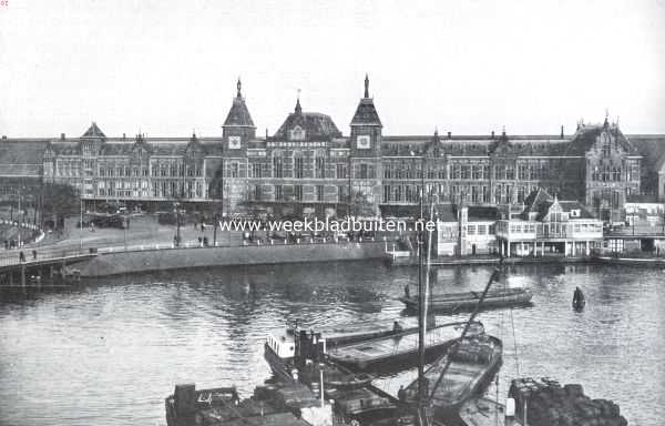 Noord-Holland, 1923, Amsterdam, Het Centraal Station te Amsterdam. De voorgevel van het Centraal Station te Amsterdam