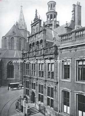 Het Haagsche Raadhuis. Gezicht op den voorgevel van het oudste gedeelte en het koor der Groote Kerk