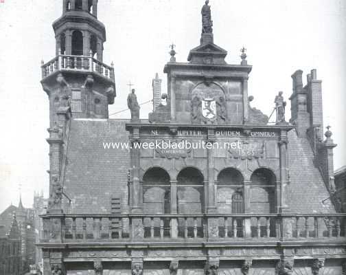 Het Haagsche Raadhuis. Kroonlijst, loggia en top van den voorgevel van 't oudste gedeelte