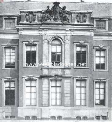 Het Haagsche Raadhuis. Gedeelte van den gevel van het in 1733 gebouwde gedeelte van het Haagsche Raadhuis, met beeldengroep van Xavry