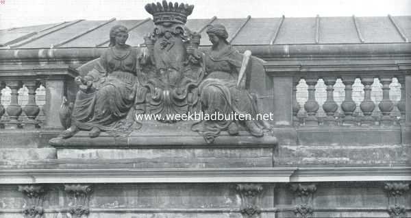 Zuid-Holland, 1923, Den Haag, Het Haagsche Raadhuis. De bekroning van den nieuwen gevel aan de Groenmarkt