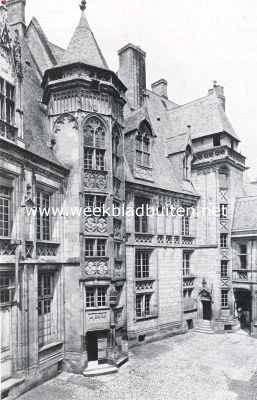 Frankrijk, 1923, Bourges, Aan den binnenhof van Jacque Coeur's woning te Bourges