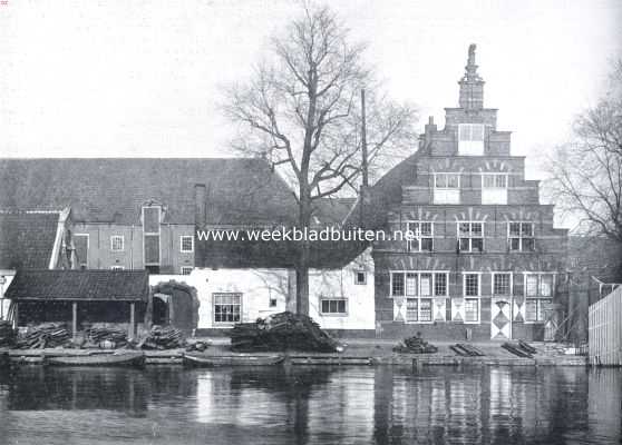 De Stadstimmerwerf te Leiden. Rechts het huis van den meester-timmerman, gebouwd in 1612