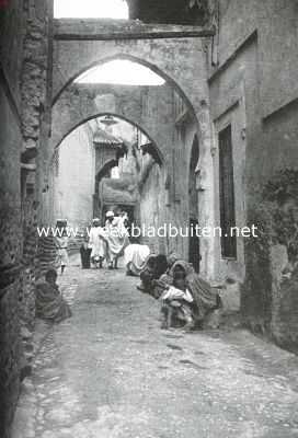 Marokko, 1923, Fez, Fransch-Marokko. Straat in Fez Djeddid (het nieuwe Fez) dat echter ook zr oud is