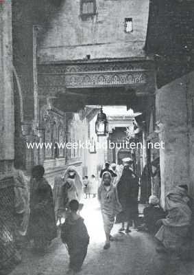 Marokko, 1923, Fez, Fransch-Marokko. Ingang naar de moskee in de winkelstraten (souks) van Fez Bali, het oude Fez