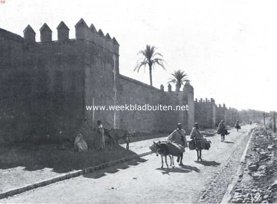 Marokko, 1923, Marrakech, Fransch-Marokko. Ezeldrijvers bij de muren van Marakech, de producten uit de omgeving naar de markt brengend