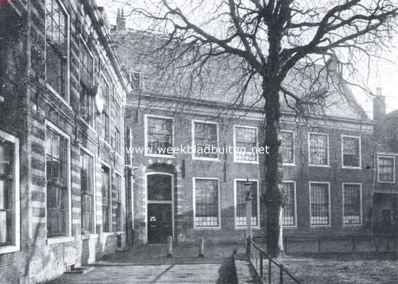 Noord-Holland, 1923, Haarlem, Het gebouw van den St. Jorisdoelen, aan den tuin van het Proveniershuis