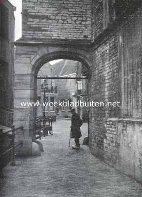 Zuid-Holland, 1923, Gouda, Poortje in een steunbeer aan de zuidzijde van de St. Janskerk te Gouda