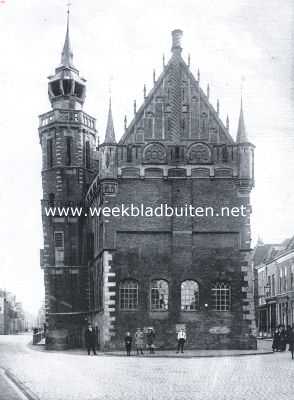 Overijssel, 1923, Kampen, De noordelijke gevel van het oude raadhuis te Kampen. De ronde houten ramen zijn in 1916 door kruisvensters vervangen