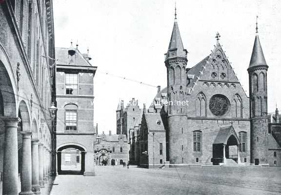 Zuid-Holland, 1923, Den Haag, Het Binnenhof. Gezicht op de Groote- of Hofzaal aan het Binnenhof, links de Binnenpoort. Rechts daarachter de Haagtoren van het Grafelijk verblijf