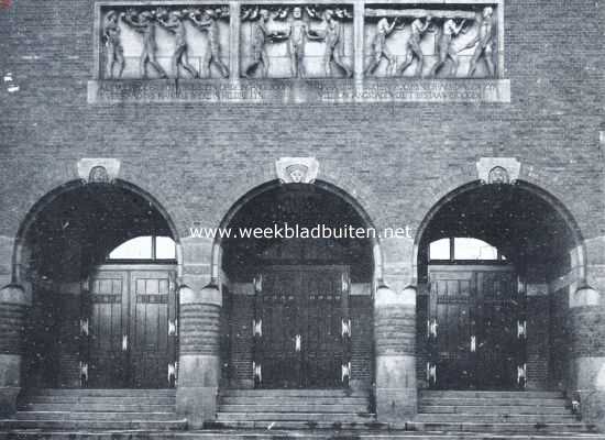 De drie Koopmansbeurzen te Amsterdam. Hoofdingang der Nieuwe Beurs met relief-versiering van L. Zijl