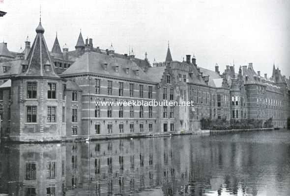 Zuid-Holland, 1923, Den Haag, Het Binnenhof. De gebouwen van het Binnenhof aan de zijde van de Vijver. Van links naar rechts: het 
