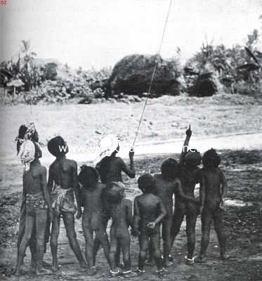 Indonesi, 1923, Onbekend, Balische kinderen  aan 't vlieger-oplaten