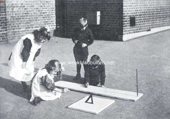 Engeland, 1923, Onbekend, Een typisch Engelsche bewaarschool. Het nagaan van den loop der zon