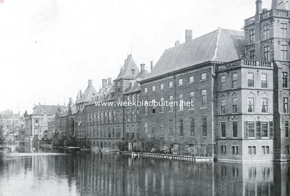 Zuid-Holland, 1923, Den Haag, Het Binnenhof. De Binnenhof-gebouwen aan den Vijver, gezien van het Buitenhof. Rechts: v.m. Kwartier der Staten van Holland en der Stadhouders, thans behuizing der Eerste Kamer