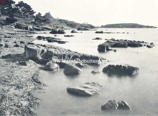 Frankrijk, 1924, Saint-Paphal, Rotsformaties en plantengroei aan de Azuurkust. Afgeronde, grillig gevormde porfier-rotsen voor de kust van Saint-Paphal. Rechts boven de Slapende Leeuw (
