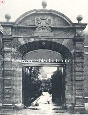 De poort van het Bisschops- of Stadhouderlijk Hof aan de Servetsteeg te Utrecht