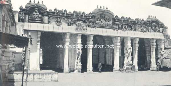 Azi, 1924, Onbekend, Mensch en godsdienst in Hindoestan. Tempelvoorhof