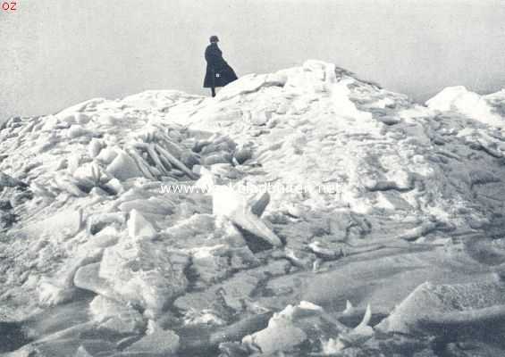 Een herinnering aan de vorstperiode. Een ijsberg op de Zuiderzee ongeveer 1200 M. van het strand bij Muiderberg, in een spiegelgladde omgeving