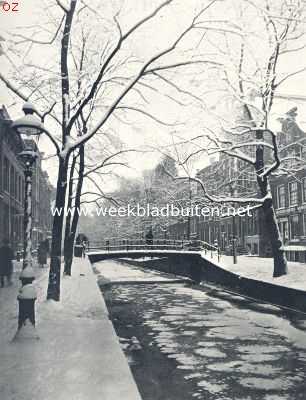 Winter aan den Oudezijds Achterburgwal te Amsterdam