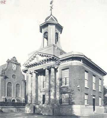 Noord-Holland, 1924, Westzaan, Het oude rechthuis, thans gemeentehuis, te Westzaan, links de Ned. Herv. Kerk