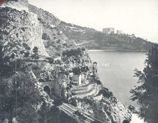 Frankrijk, 1924, Onbekend, Rotsformaties en plantengroei aan de Azuurkust. Gezicht op een der baaien tusschen Nice en Monte-Carlo. Tegen de berghelling bloemencultuur op terrassen