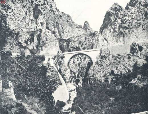 Frankrijk, 1924, Menton, Rotsformaties en plantengroei aan de Azuurkust. Pont Saint-Louis bij Menton. Tot wilde rotspartijen verweerde kalksteenbergen, het op vele plaatsen roodverweerde krijtgesteente vormt de beroemde 