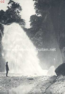 Indonesi, 1924, Belawan, De Kali Poetih op het Idjen-plateau. Gezicht op den waterval bij Belawan