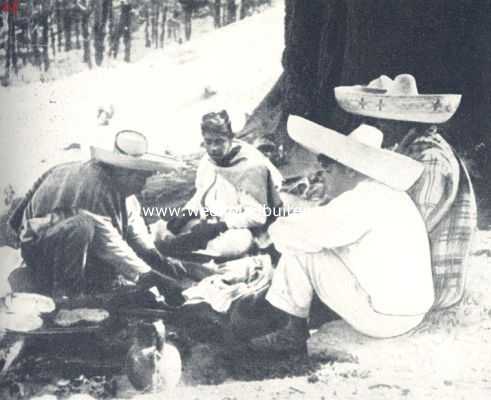 Mexico, 1924, Popocatepetl, Een beklimming van de Popocatepetl. Onze Indiaansche gidsen bij het koken van hun potje