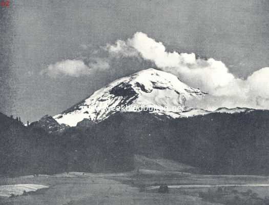 Een beklimming van de Popocatepetl. De top van den Popocatepetl (5400 M.), gezien van een hoogte van 2300 M.