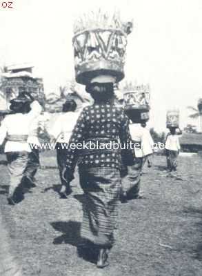 Indonesi, 1924, Bali, Lijkverbranding op Bali. Vrouw met fraai bewerkte offermanden van lontarblad