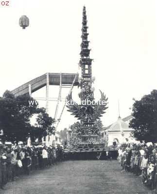 Lijkverbranding op Bali. Lijkentoren op Noord-Bali. Links de omfloerste lamp