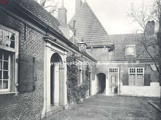 Noord-Holland, 1924, Haarlem, Haarlemsche hofjes. Hoekje van de binnenplaats van het hofje van Heythuysen
