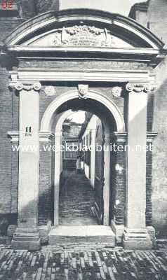Noord-Holland, 1924, Haarlem, Haarlemsche hofjes. Het hofje van Bakenes, toegangspoort in de Wijde Appelaarsteeg