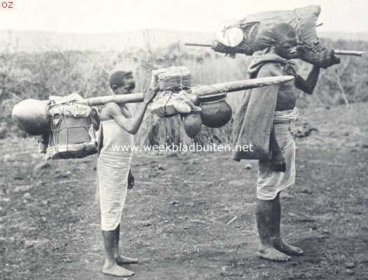 Afrika, 1924, Onbekend, De bewoners van Oost-Afrika. In Oost-Afrika. Vader en zoon op weg naar het dorp