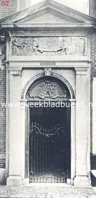 Noord-Holland, 1924, Haarlem, Haarlemsche hofjes. Poortje van het St. Elisabeths Gasthuis aan het Groot Heiligland