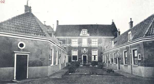 Noord-Holland, 1924, Haarlem, Haarlemsche hofjes. Het Vrouwe- en St. Anthoniegasthuis-hofje