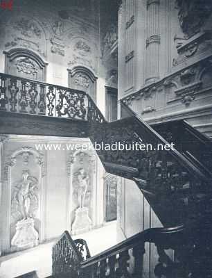 Amsterdamsche grachtpaleizen. De trap in het huis Heerengracht 475. In de benedengang de beelden van Venus en Diana