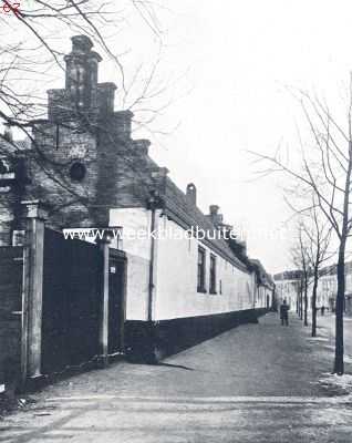 Noord-Holland, 1924, Haarlem, Het Stads-armen- en Ziekenhuis te Haarlem. Gevel aan den Schotersingel. Op den voorgrond de 