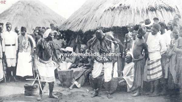 Afrika, 1924, Onbekend, Kunstenmakers in een Oost-Afrikaansch negerdorp