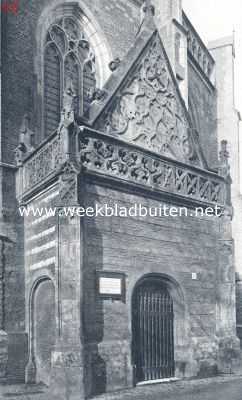 De oude Sint Bavokerk te Haarlem. Portaal tegen het koor der St. Bavokerk