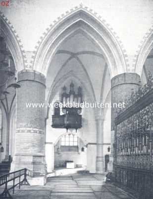 Noord-Holland, 1924, Haarlem, De oude Sint Bavokerk te Haarlem. In de St. Bavokerk, met gezicht op de kapel van de zeven ween