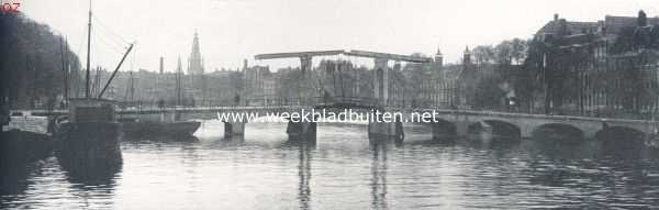 Noord-Holland, 1924, Amsterdam, Langs den Amstel. Amstel en Magere Brug. Op den achtergrond de Oude- en Zuiderkerktorens