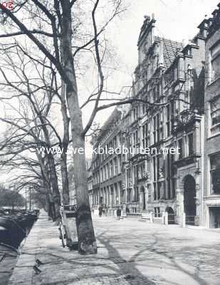 Aan de Keizersgracht te Amsterdam. Rechts het 