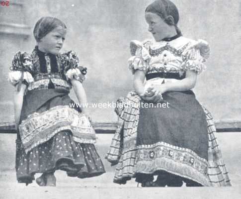 Hongarije, 1924, Mezokvesd, In Oost- en West-Hongarije. Kinderen voor de kerk te Mezkvesd