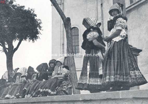 Hongarije, 1924, Onbekend, In Oost- en West-Hongarije. Matyo-vrouwen, wachtend voor de kerk