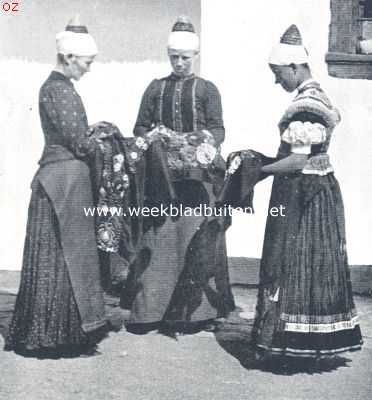 Hongarije, 1924, Mezokvesd, In Oost- en West-Hongarije. Vrouwen te Mezkvesd, met een rijk bewerkt kleedingstuk