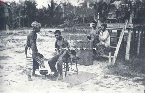 Indonesi, 1924, Onbekend, Amiro. Toovenaar bezig een ziekte te genezen