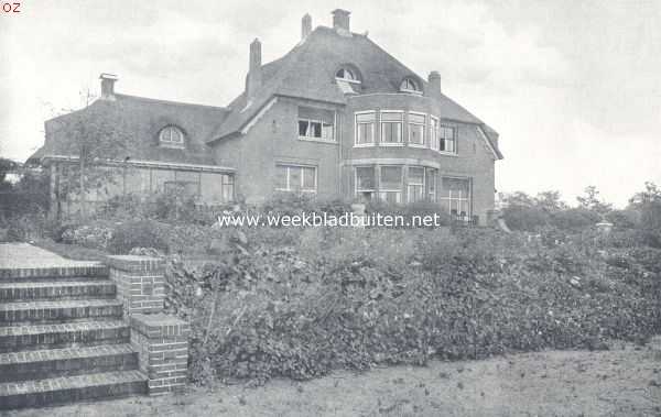 Het moderne landhuis. Achtergevel met terras